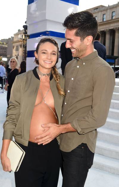 Laura Perlongo daringly opts for maximum soon-to-be Mommy comfort on the 2016 VMA red carpet. And Dad, Nev Schulman can’t get enough of her fully exposed baby bump!
