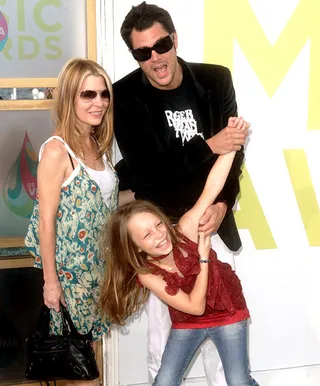 'Jackass' host and star Johnny Knoxville walks the Red Carpet with a lady on each arm at the 2005 MTV Video Music Awards.