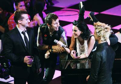 /content/music/ema/2009/photos/show-highlights/92806128-katy-perry-green-day.jpg