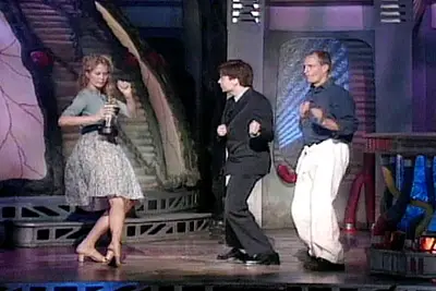 Movie & TV Awards 1998 | Most Memorable Moments Gallery | Jenna Elfman/Mike Myers/Woody Harrelson | 547x365