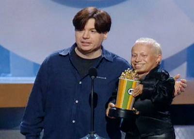 Movie & TV Awards 2000 | Most Memorable Moments Gallery | Mike Myers and Verne Troyer | 511x365
