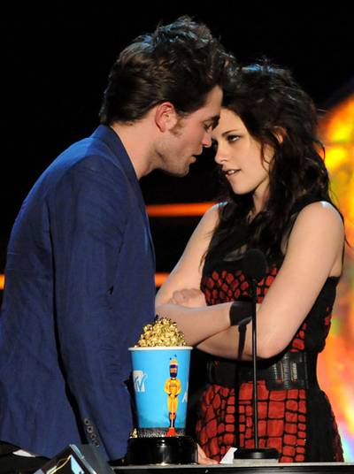 Movie & TV Awards 2009 | Best Duos Robert Pattinson/ Kristen Stewart | 425x570