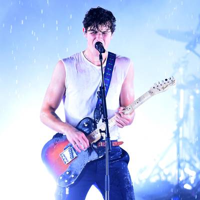 Shawn Mendes pulls out all the stops for his 2018 VMAs performance.
