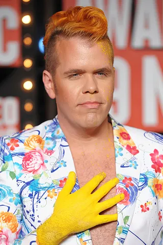 At the 2009 VMAs, Perez Hilton hit the red carpet in a wave of color.