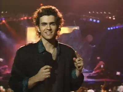Dweezil Zappa and the other MTV VJs settled down in Los Angeles to host the 1987 VMAs for a star-studded night. (MTV)