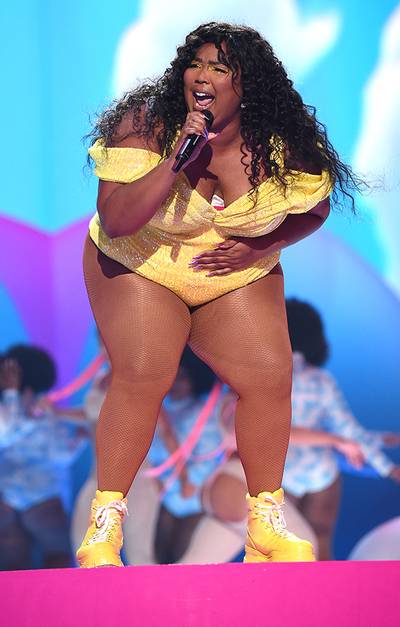 Lizzo dominates the 2019 VMAs stage with a performance of her hit songs.