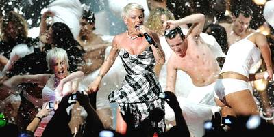 EMA 2008 | Showstopping Performances P!nk | 725x365