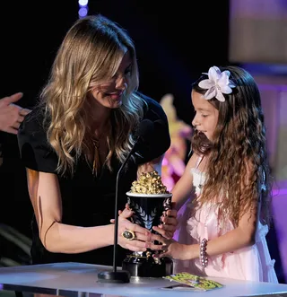 /content/ontv/movieawards/2011/photo/flipbooks/11-show-highlights/cameron-diaz-alexys-nycole-sanchez-getty115270577.jpg