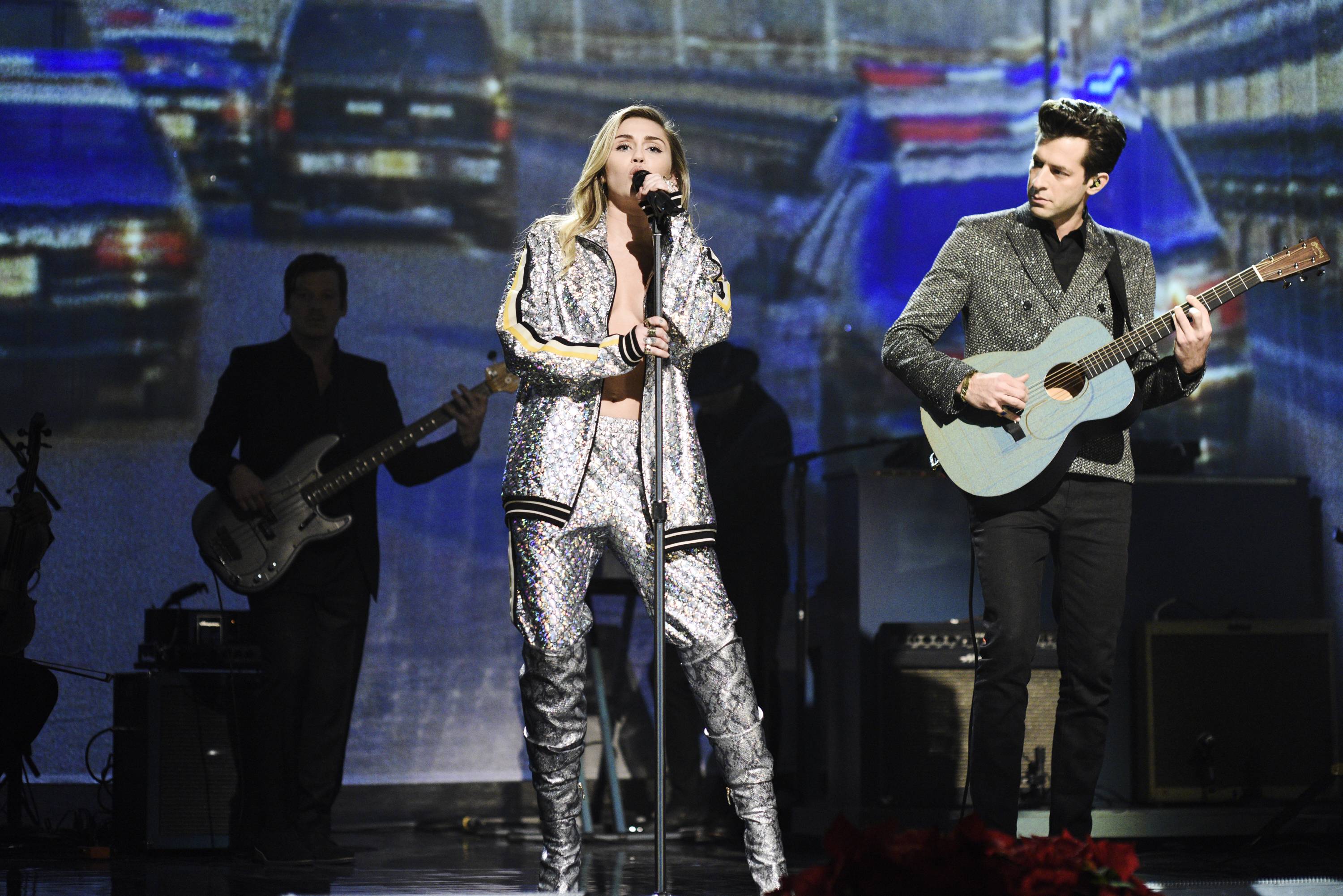 Майли Сайрус Mark Ronson. Miley Cyrus SNL.