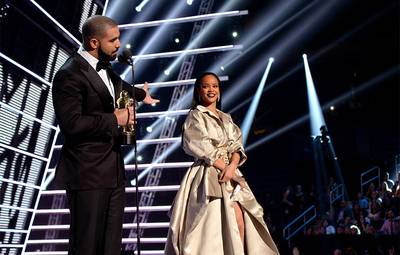 2016 VMAs | Drake & Rihanna Moment | 940x600