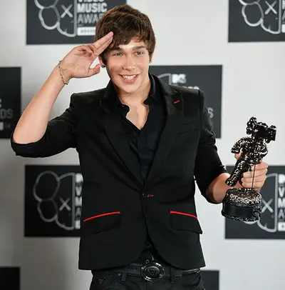 Teen sensation Austin Mahone salutes each and every Mahomie who voted him Artist To Watch at the 2013 VMAs.