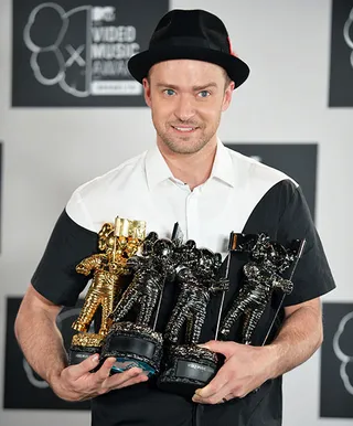 Justin Timberlake can't help but smile thanks to the small army of Moonmen he scooped up after sweeping the 2013 VMAs.