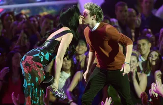 Katy Perry and One Direction’s Niall Horan shared a quick kiss at the 2012 VMAs.