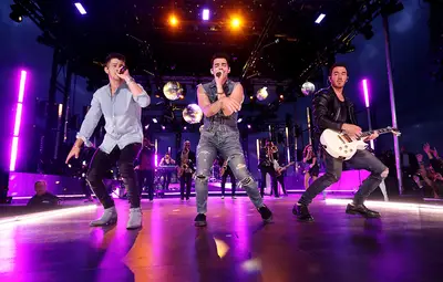 The Jonas Brothers' performance has every girl in the crowd swooning at the 2019 VMAs.