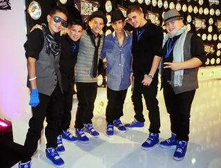 'America's Best Dance Crew''s ICONic Boyz show off their coordinating kicks on the 2011 VMA red carpet.