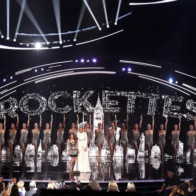 Anna Kendrick and Blake Lively arrive with the best backup dancers in the world: The Rockettes!