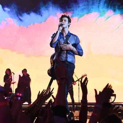 Shawn Mendes gets the crowd swooning with a performance of "If I Can't Have You."