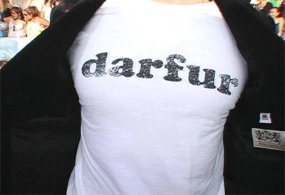 /content/ontv/movieawards/2012/photo/flipbooks/retrospective-gifs/pre-show/2005-ryan-gosling-darfur-shirt.gif