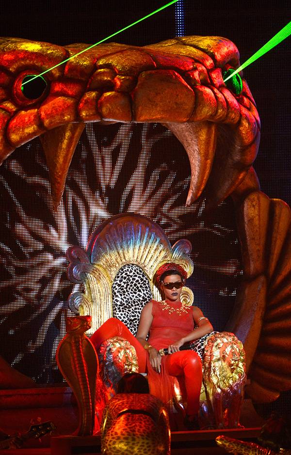 Rihanna incorporates Egyptian themes Image 9 from VMA Opening Acts