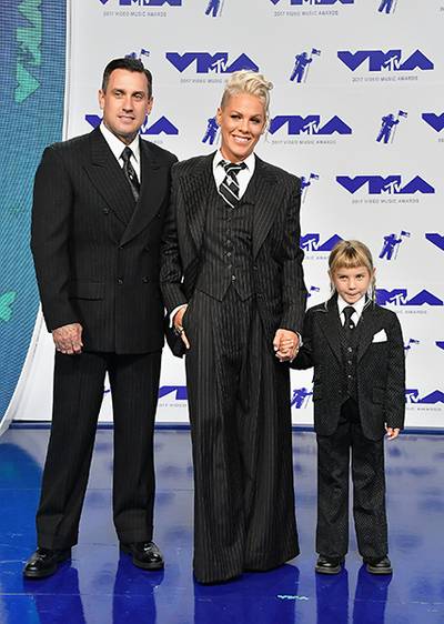 P!nk and her family stepped out hand in hand with matching three-piece suits on the 2017 VMA red carpet.