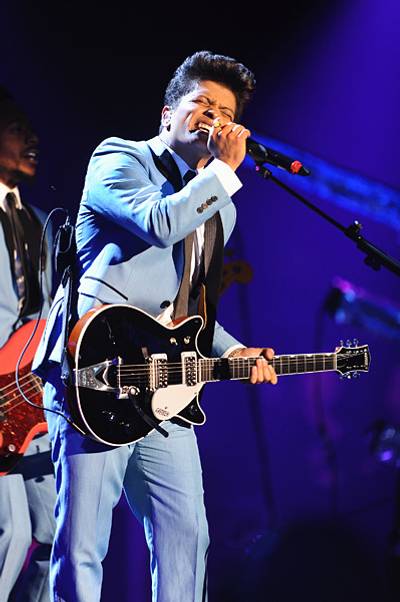 EMA 2011 | Showstopping Performances Bruno Mars | 399x600