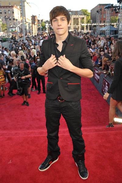 Newbie Austin Mahone wows the 2013 VMAs red carpet in a dapper all black ensemble.