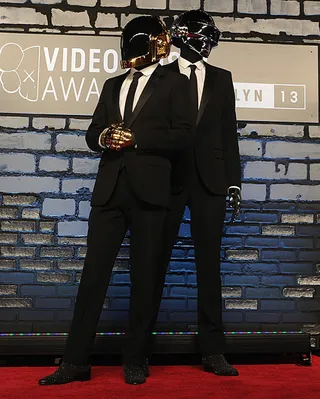 Daft Punk knows how to make all black look all good. From their heads to their toes, they dazzle and shine in dark hues on the 2013 VMAs red carpet.