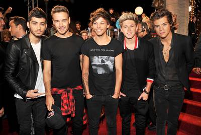 The boys of One Direction keep their look coordinated yet individual in ultra-hip black ensembles on the 2013 VMAs red carpet.