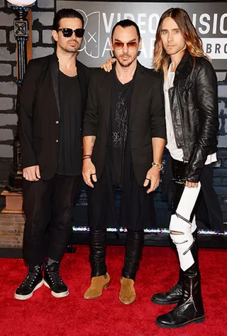 The rockers of Thirty Seconds To Mars keep it cool and casual in dark tones for the 2013 VMA red carpet.