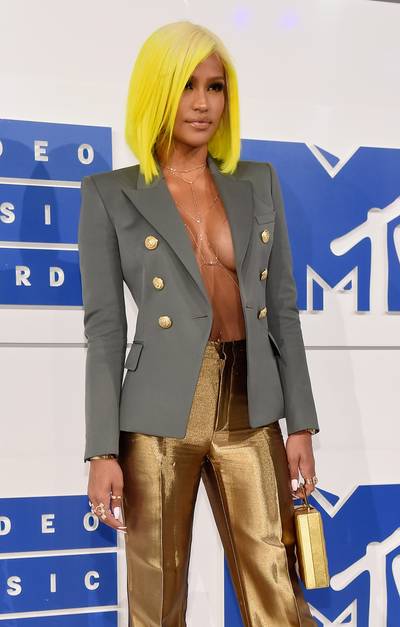 The only thing that could distract us from Cassie’s neon green hair and shimmering gold pants is her missing top (which no one actually misses) at the 2016 VMAs.