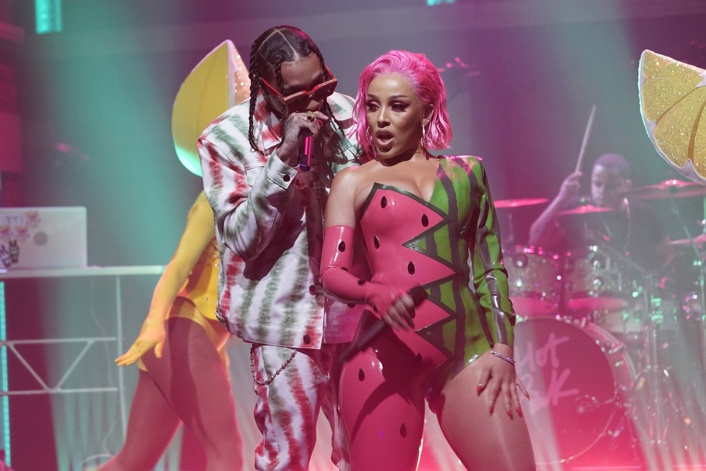 Doja Cat And Tyga Are Nature S Candy In Fruity New Seth Meyers Performance News Mtv