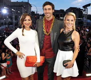 'Girl Code' ladies Jamie Lee and Jessimae Peluso team up with 'Money From Strangers' funnyman Jeff Dye at the 2013 MTV Video Music Awards for a cute photo-op.