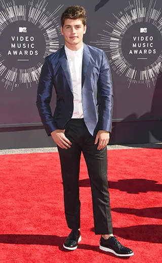 'Faking It' hunk Gregg Sulkin proves he isn't afraid to be black and blue on the 2014 MTV Video Music Awards red carpet.