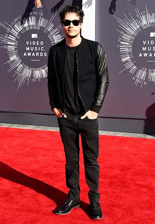 'Teen Wolf' fan favorite Dylan O'Brien gets monochromatic in an all-black-everything'fit at the 2014 MTV Video Music Awards.