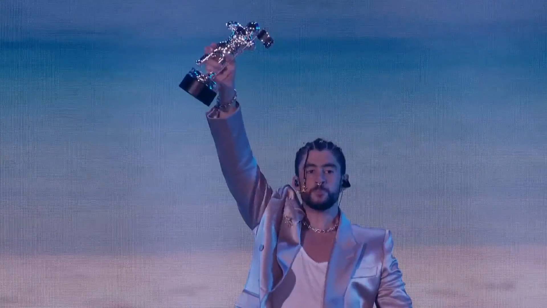 Bad Bunny Wins the Artist of the Year Award MTV VMAs 2022 (Video Clip