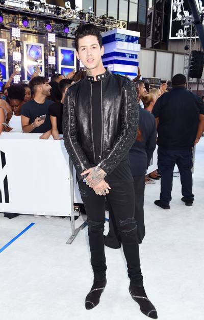 Singer Travis Mills dons black boots paired perfectly with a motorcycle ready leather jacket on the 2016 VMA Red Carpet.