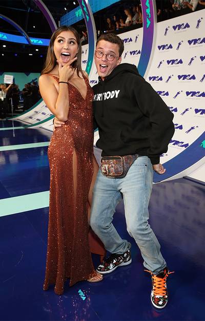 Logic and Jessica Andrea brought their best poses to the 2017 VMA red carpet.