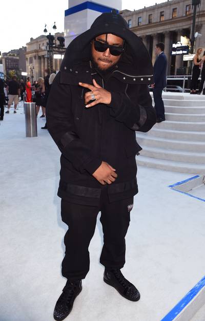 “We Don’t Mind” rapper Kent Jones's casual all black look on the 2016 VMA Red Carpet.