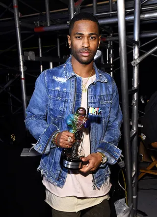 Big Sean can totally change the world. The rapper shows off his Moonman for Video With A Social Message backstage at the 2015 show.