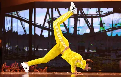 Alyson Stoner shows off her acrobatic dance moves during "Work It" at the 2019 VMAs.
