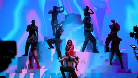 Anitta performs "Envolver" at the 2022 MTV VMAs. 