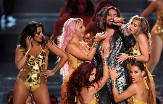 Maluma brings an explosive performance of “Felices Los 4” to the 2018 VMA stage.