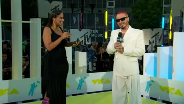 Nessa interviews J Balvin on the VMAs 2022 black carpet.