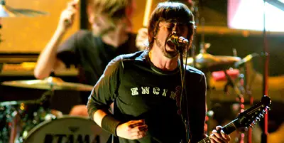 /content/ontv/movieawards/retrospective/photo/flipbooks/showstopping-musical-performances/2005-foo-fighters-10580122.jpg