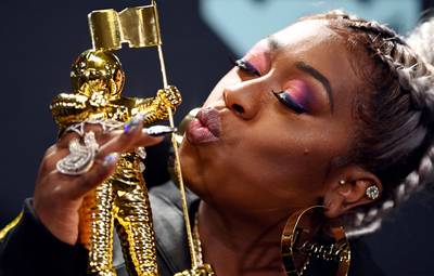 Hip-hop icon Missy Elliott kisses her Video Vanguard Award.