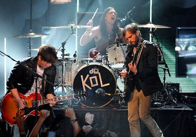 /content/ontv/movieawards/retrospective/photo/flipbooks/showstopping-musical-performances/2009-kings-of-leon-88091977.jpg