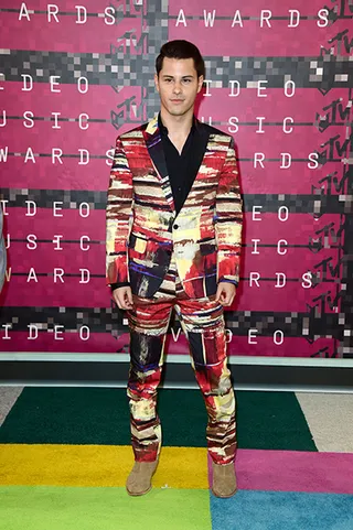Going the unexpected route of a head-to-toe print suite, 'Faking It' star Michael J Willett makes a bold statement on the 2015 carpet.