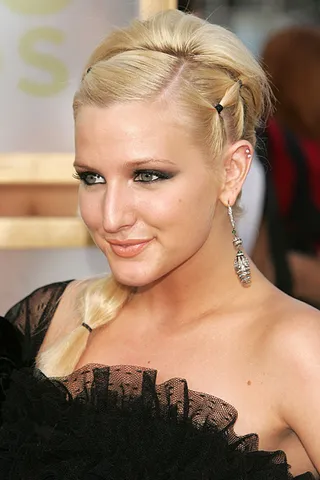 Ashlee Simpson took a fun approach to the traditional ponytail at the 2005 VMAs.