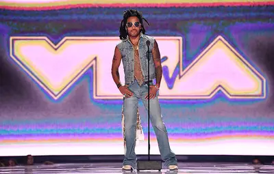 Lenny Kravitz is as cool as he wants to be at the 2019 VMAs.