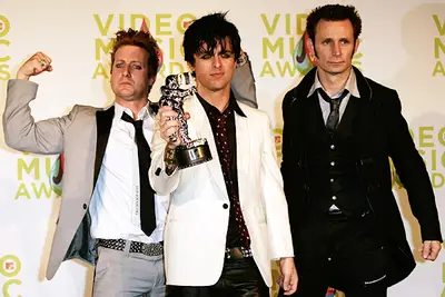 Green Day sweeps the 2005 MTV VMAs with seven wins, including top honor Video of the Year for "Boulevard of Broken Dreams."